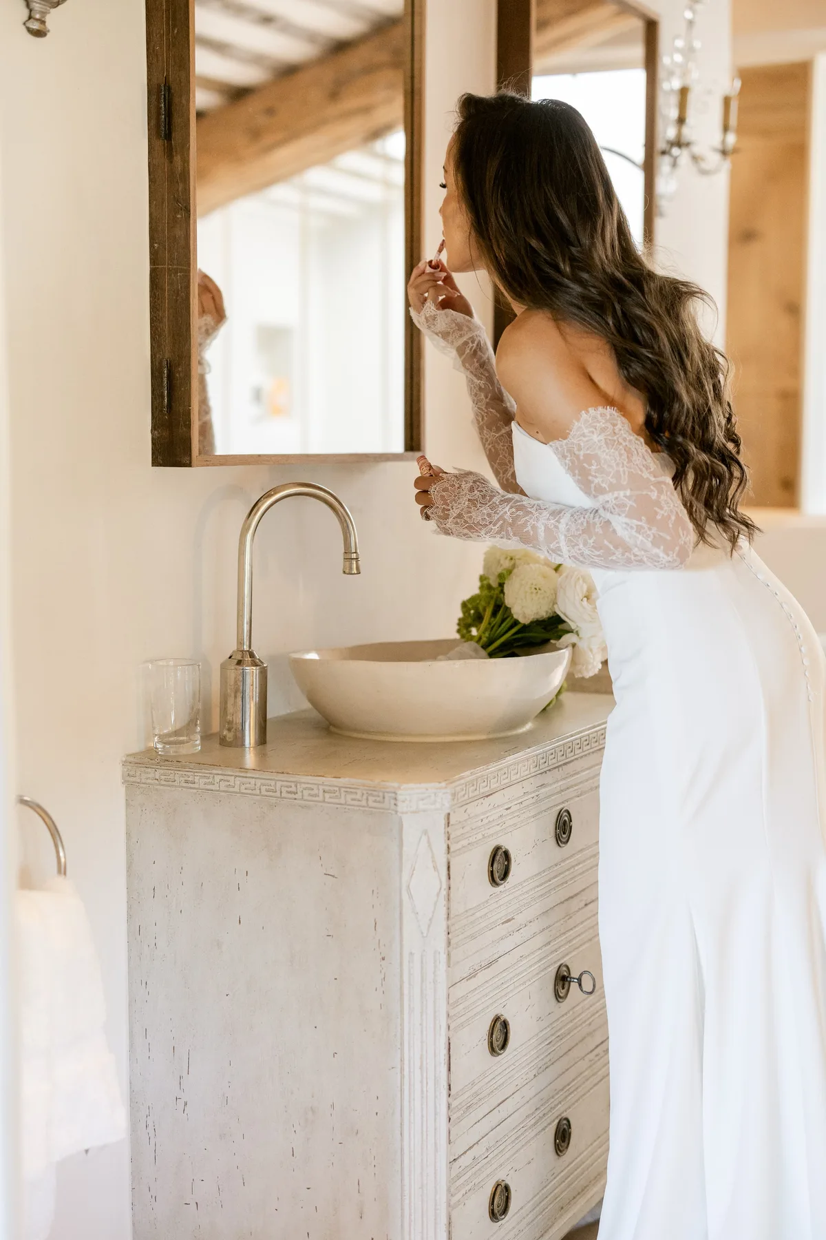 Mariée se préparant au calme devant un miroir, instant intime d'un quiet wedding en Provence