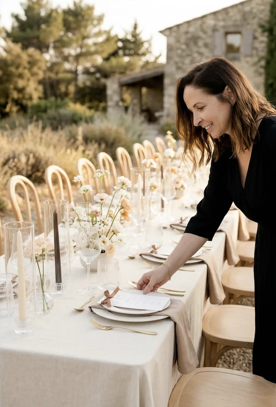 Wedding planner Bell'Events dressant une table de mariage en Provence