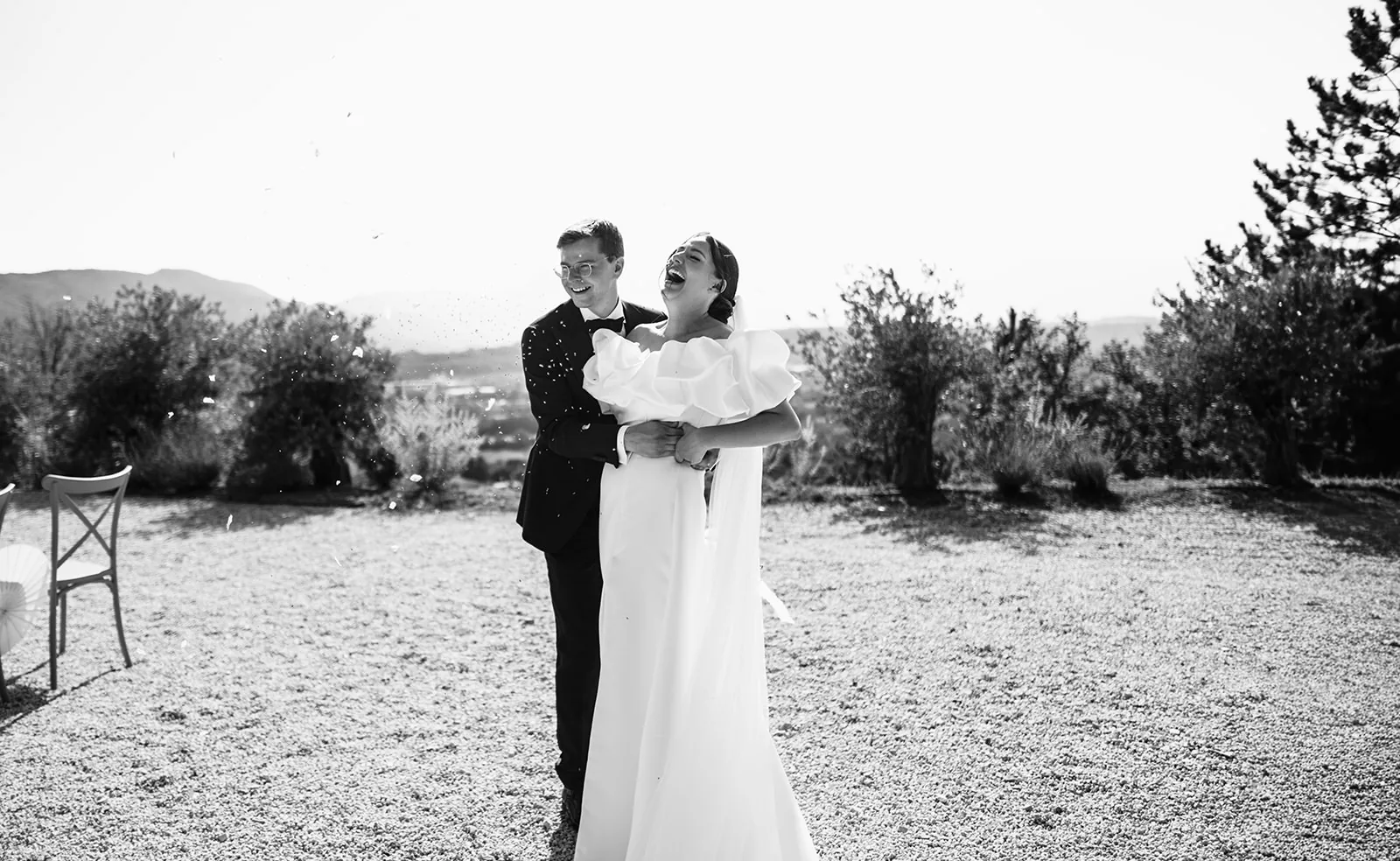 Mariés riant sous les confettis, mariage en Provence