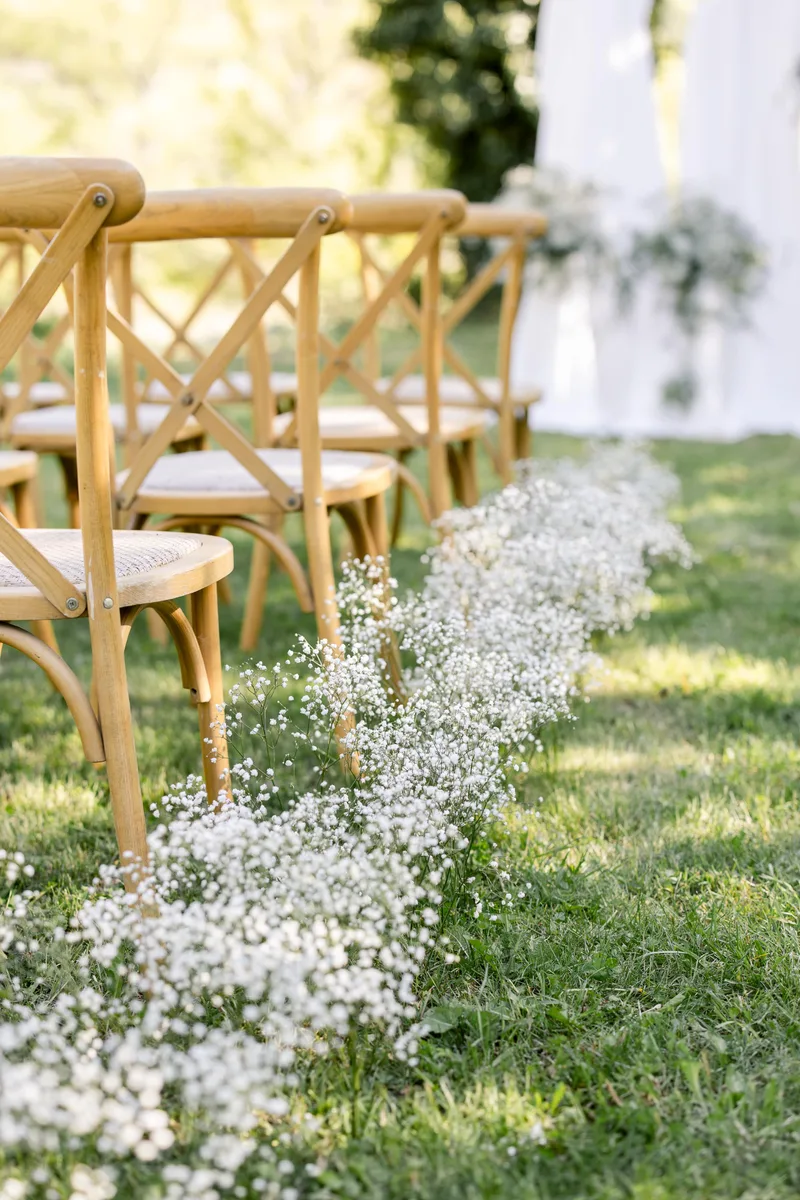 Allée de cérémonie bordée de gypsophile au Château du Griffon