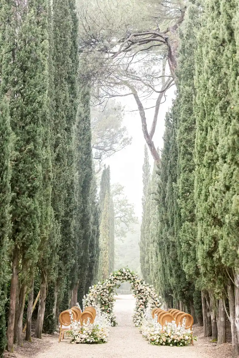 Allée de cyprès et arche fleurie pour une cérémonie laïque en Provence