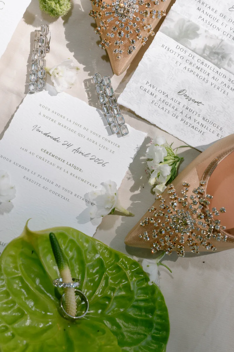 Alliances, chaussures à strass et papeterie de mariage en Provence