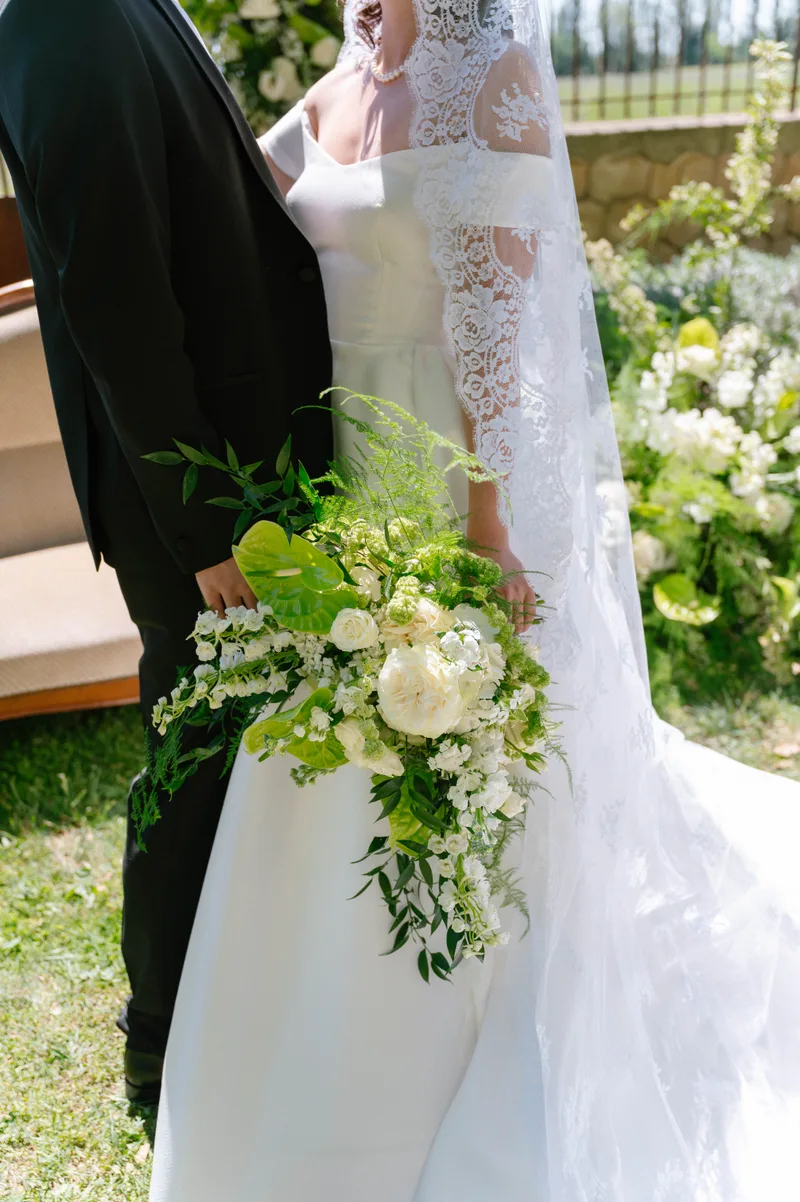 Détail du bouquet et de la dentelle de la mariée