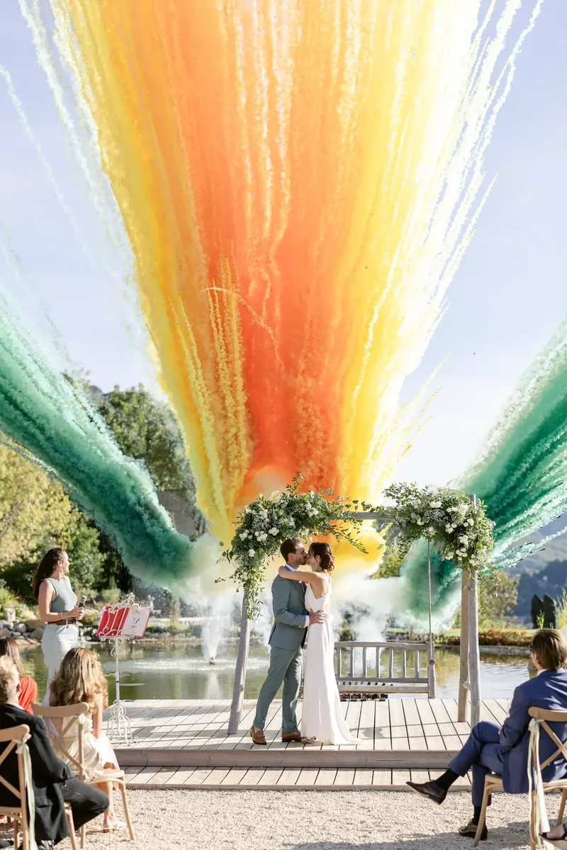 Cérémonie laïque avec fumigènes colorés au bord d'un lac