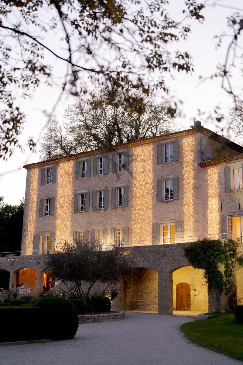 Façade illuminée du Château du Griffon en soirée de mariage
