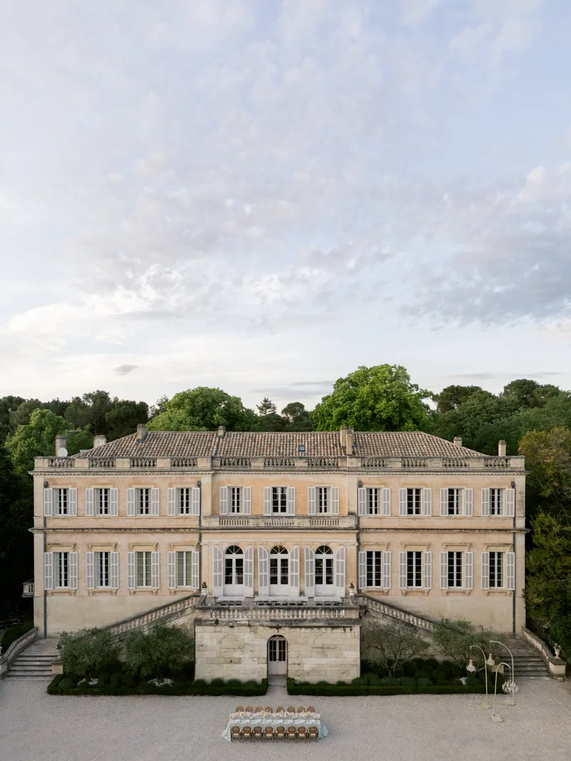 Façade d'un domaine de mariage en Provence à la tombée du soir