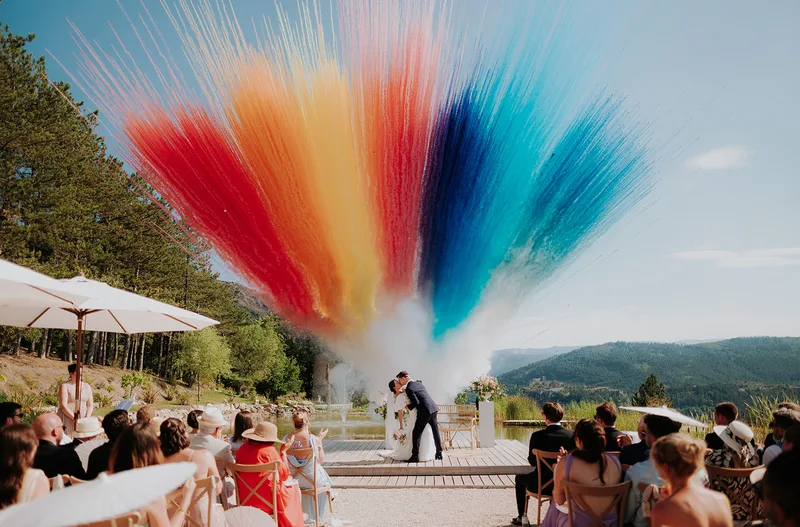 Lâcher de fumigènes colorés pendant une cérémonie de mariage en Provence
