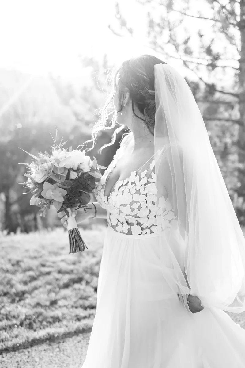 Mariée et bouquet à contre-jour, photo en noir et blanc