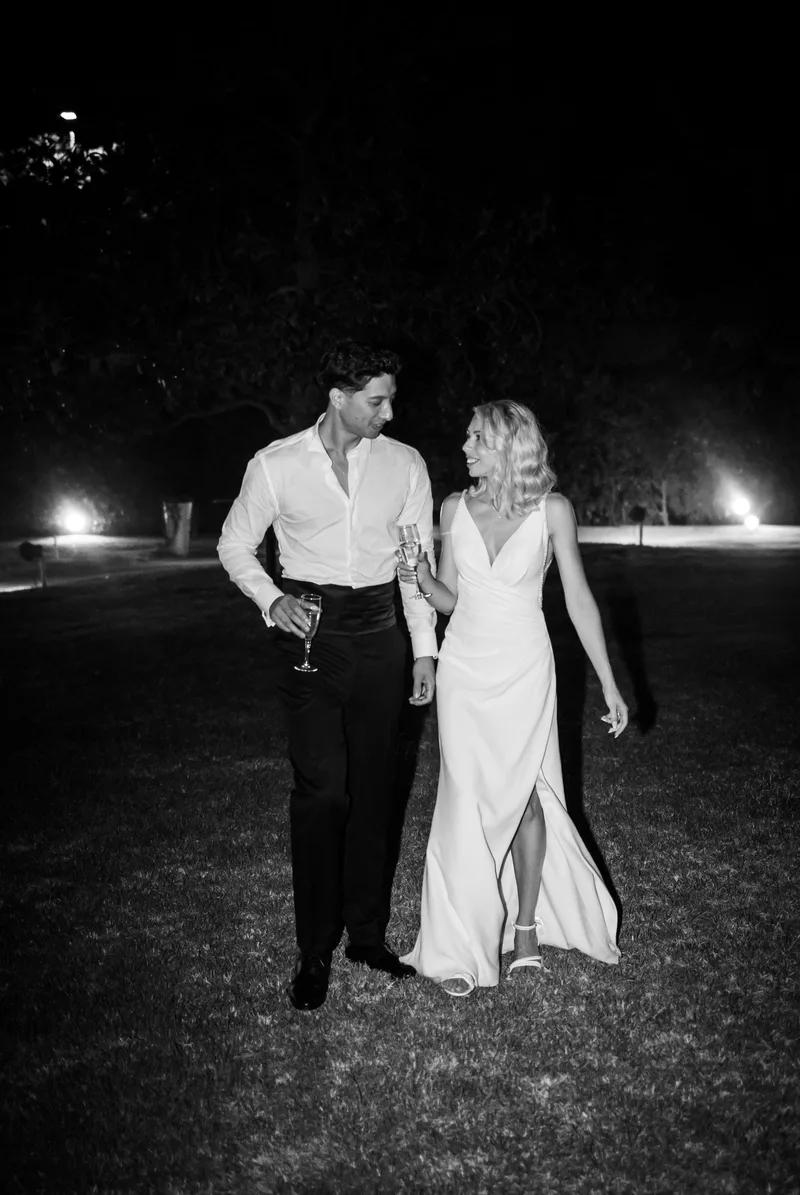 Mariés au champagne dans le jardin en soirée