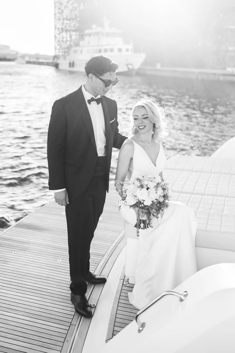 Mariés complices sur un bateau, photo en noir et blanc