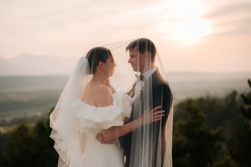 Mariés sous le voile au coucher du soleil en Provence