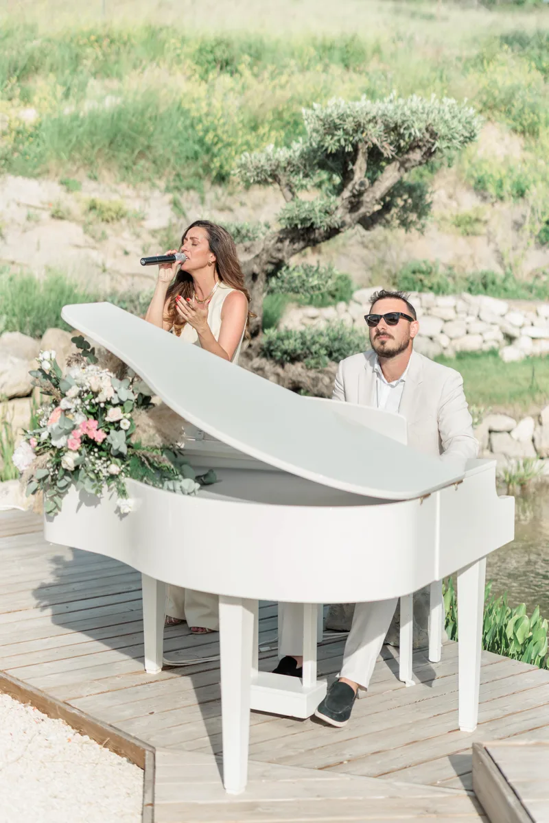 Piano et chanteuse animant une cérémonie de mariage en Provence
