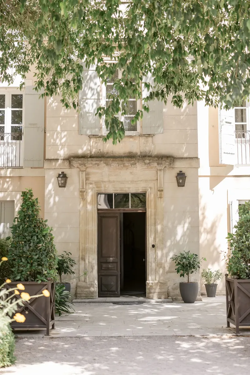Porche d'entrée en pierre d'un mas provençal pour un mariage