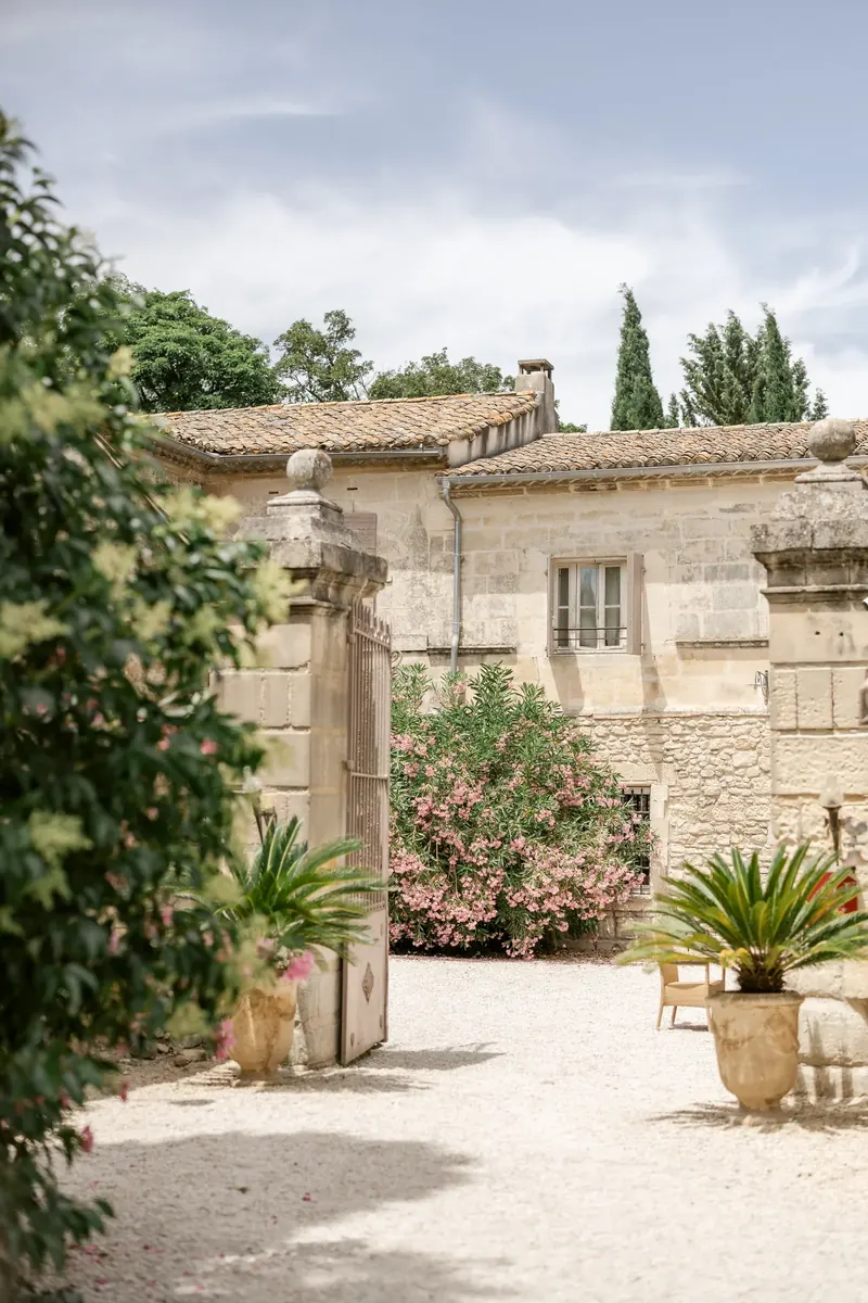 Portail d'entrée d'un domaine de mariage en Provence