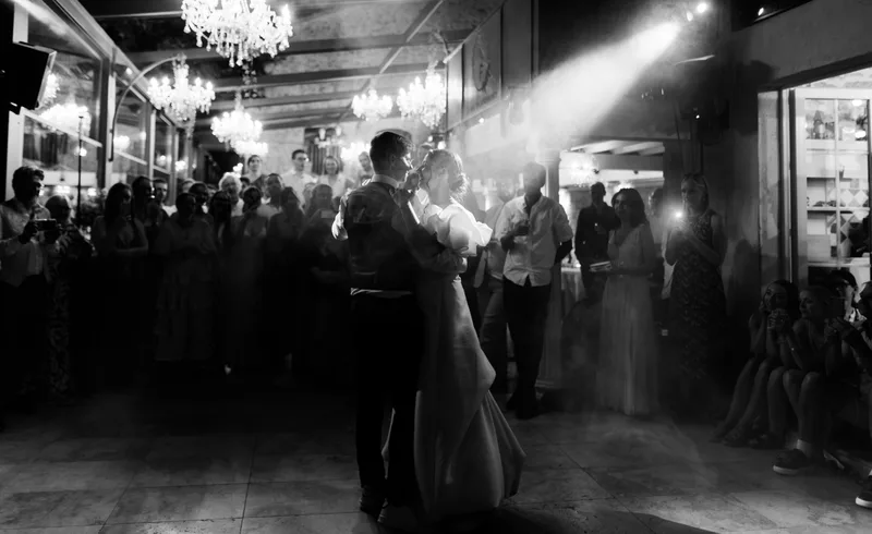Première danse des mariés sous un chandelier en cristal