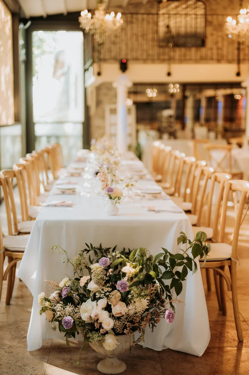Salle de réception avec table longue fleurie pour un mariage en Provence