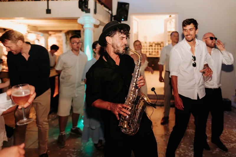Saxophoniste animant l'ambiance d'une soirée de mariage en Provence
