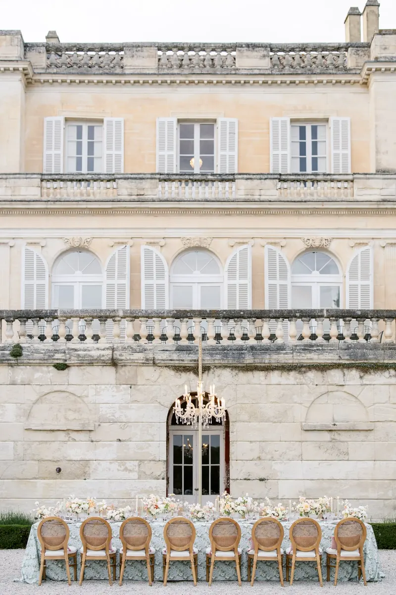 Table d'honneur devant la façade d'un domaine de mariage en Provence