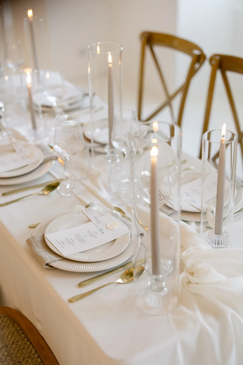 Table de mariage, bougies et vaisselle au Château du Griffon