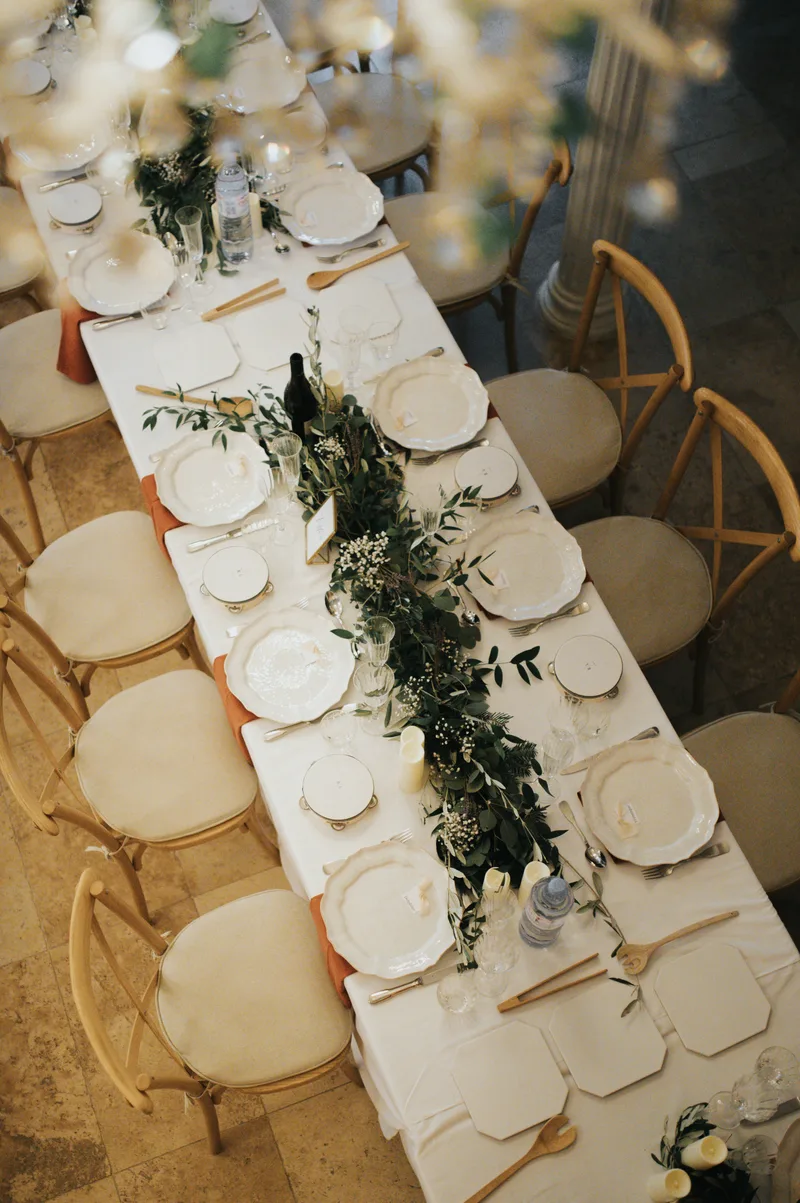 Table de mariage vue du dessus, vaisselle et décoration en Provence