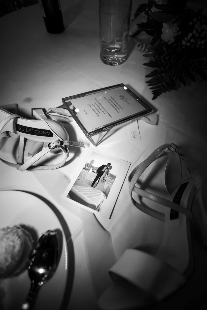 Détail de table et menu de mariage, photo en noir et blanc