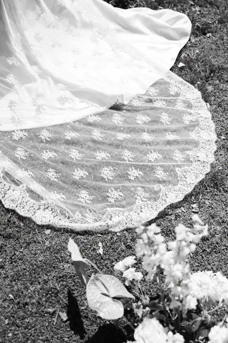 Traîne en dentelle de la robe de mariée, photo en noir et blanc