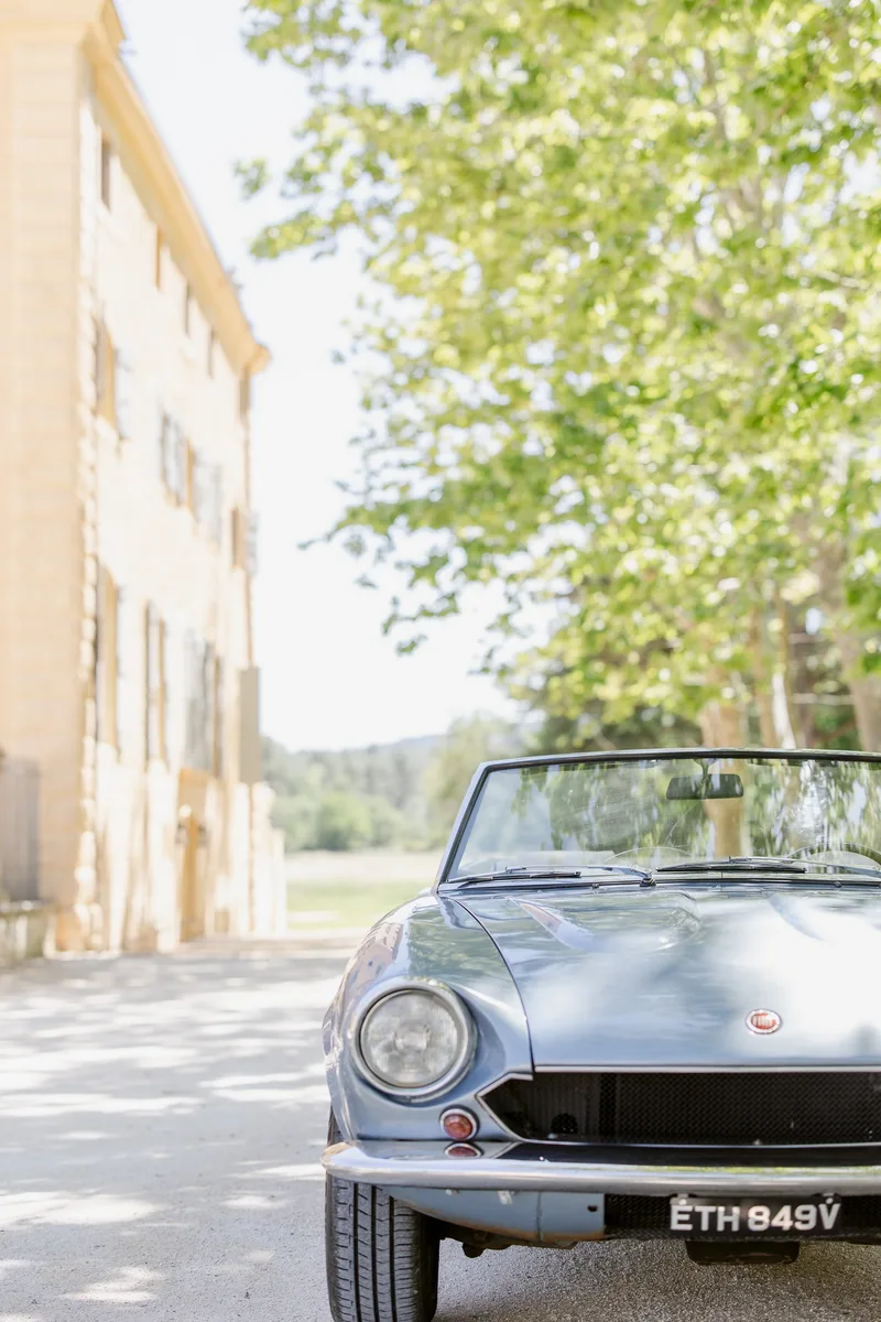 Voiture vintage décapotable devant le Château de Fonscolombe