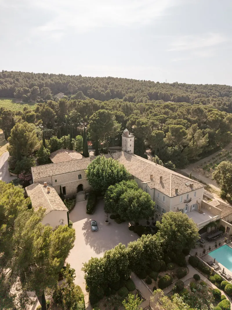 Vue aérienne d'un mas provençal avec piscine pour un mariage
