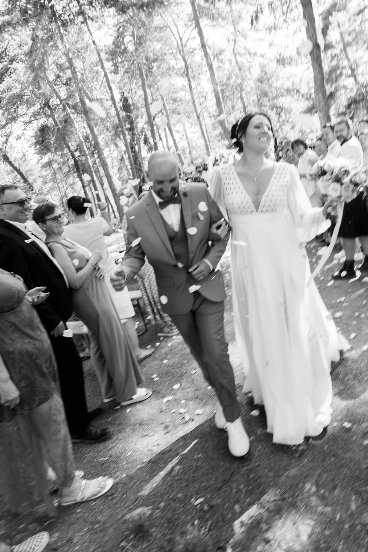Sortie de cérémonie de Julie et Pierre-Yves sous les pétales, au milieu des pins, mariage à Gap